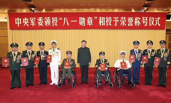 中央军委主席习近平亲自授予并颁发给冷鹏飞同志“八一勋章”和证书